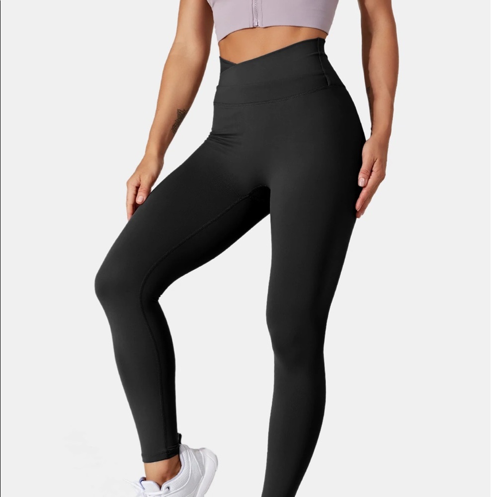 Set of 3 HALARA leggings XL : (2X) black leggings and (1X) green legging BUNDLE